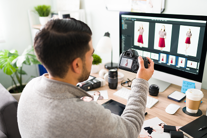 Jeune homme derrière son poste